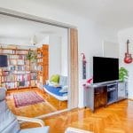 Au rez-de-chaussée : chambre s'ouvrant complètement sur le salon - rénovation d'une maison à Strasbourg en deux appartements