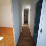 Remise en peinture et pose d'un parquet stratifié dans le couloir - rénovation partielle d'un appartement à Libourne