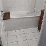 Salle de bain avec baignoire avant travaux - rénovation partielle d'un appartement à Brest