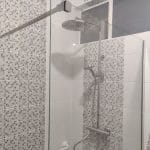Nouvelle douche avec salle de bain aménagée pour des personnes âgées - rénovation partielle d'un appartement à Brest