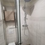 WC suspendu à côté de la douche - rénovation de salle de bain au Kremlin Bicêtre