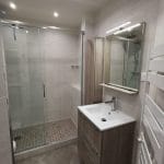 Vaste douche avec une vasque individuelle - rénovation de salle de bain au Kremlin Bicêtre