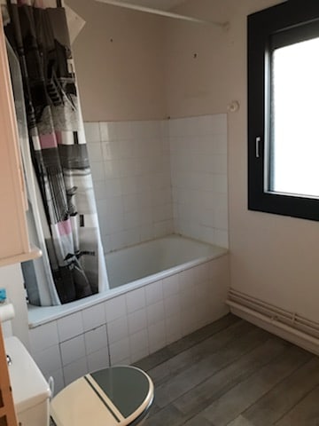 Baignoire avant démontage - rénovation de salle de bain à La Rochelle