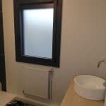 Vue sur vasque et fenêtre - rénovation de salle de bain à La Rochelle