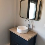 Vasque blanche avec meuble gris bleu - rénovation de salle de bain à La Rochelle