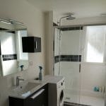Salle de bain rénovée vue d'ensemble - Rénovation partielle d'un appartement à Epernon