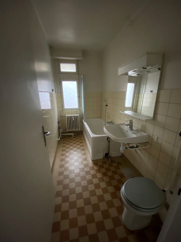 Salle de bain avant travaux - Rénovation d'un appartement dans l'hypercentre de Strasbourg