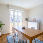 Salle à manger baignée de lumière naturelle - Rénovation d'un appartement dans l'hypercentre de Strasbourg