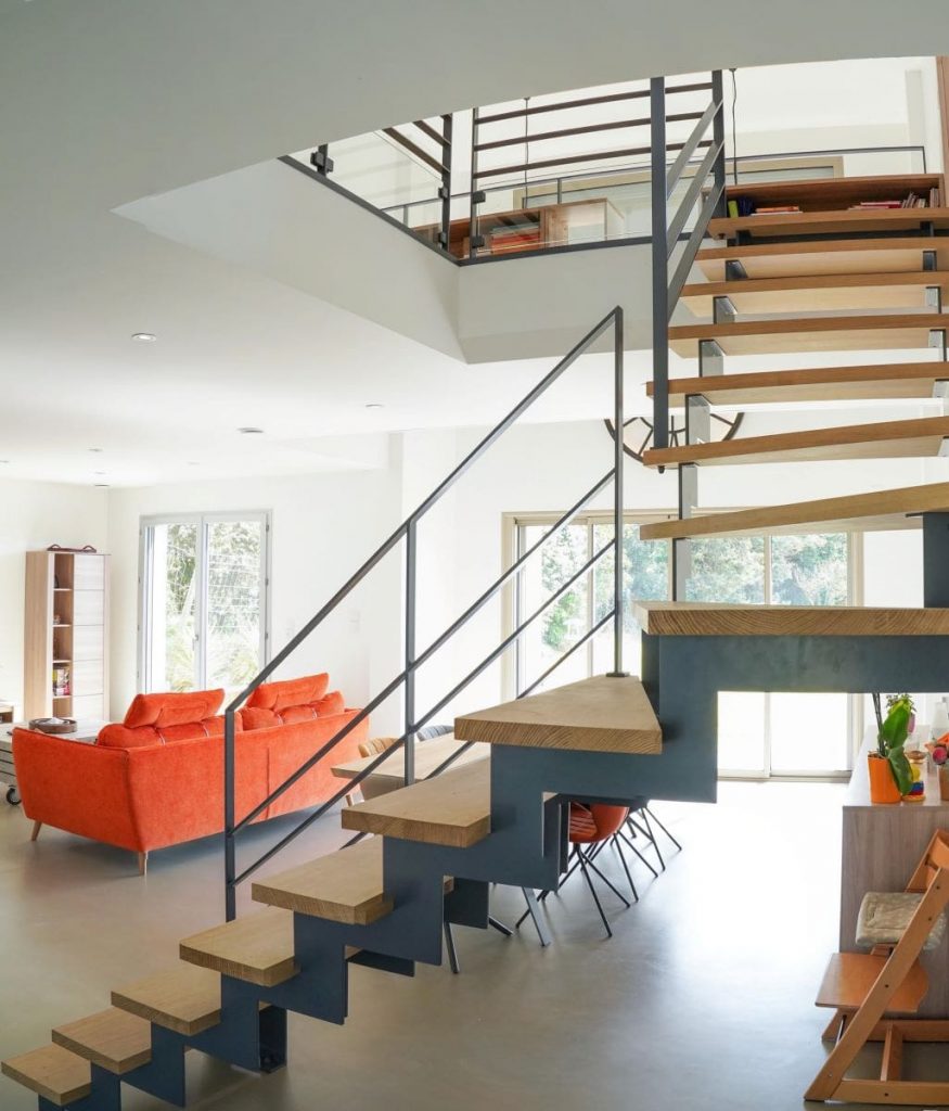 Escalier sur mesure avec marches en chêne massif - rénovation complète d'une maison à Thouars