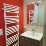 Sèche serviette et vasque individuelle - Rénovation salle de bain à Hennebont