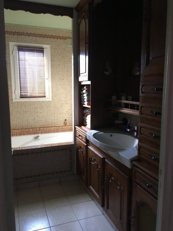Salle de bain avec baignoire avant travaux - rénovation intérieure d'une maison à Olivet dans le Loiret