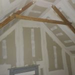Pose de placo avec poutres apparentes - Rénovation de maison suite à un sinistre à Pléguien (22)
