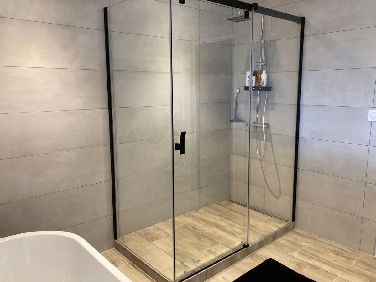 Vaste douche à l'italienne - Rénovation d'une salle de bain à Arcins