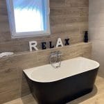 Baignoire design - Rénovation d'une salle de bain à Arcins