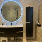 rénovation de salle de bain à Arcins : meuble et miroir éclairé