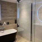 Douche et baignoire dans cette salle de bain rénovée - Rénovation d'une salle de bain à Arcins