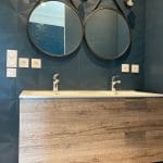 Double vasque avec meuble de rangement : Rénovation d’une salle de bain près de Montpellier