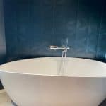 Baignoire ilot et faïence bleue - Création d’une salle de bain près de Montpellier
