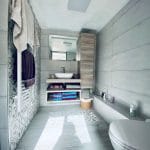 Douche à l'italienne, WC et vasque avec colonne de rangement - rénovation d'une salle de bain à Estrée Blanche près de Saint Omer