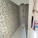 Zoom sur la douche à l'italienne avec faïence rétro - rénovation d'une salle de bain à Estrée Blanche près de Saint Omer