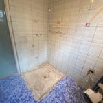Suppression de l'ancienne douche - Rénovation d'une salle de bain à Inzinzac-Lochris (56) près de Hennebont