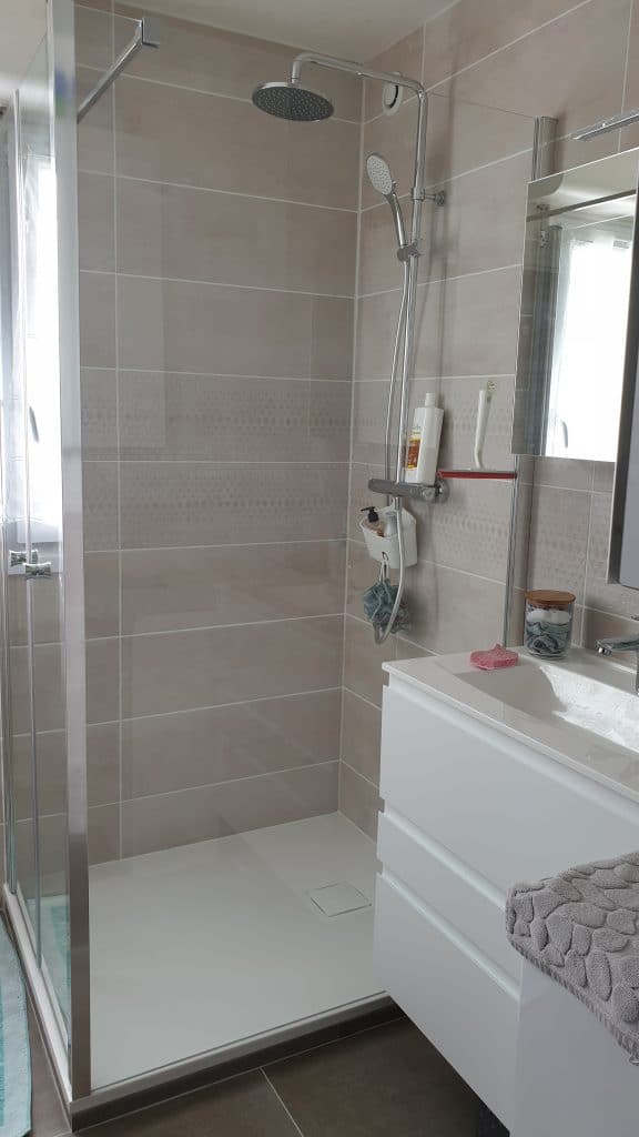 Salle de bain rénovée, plus lumineuse et dans un style contemporain - Rénovation de la salle de bain dans un appartement à Saint Brieuc