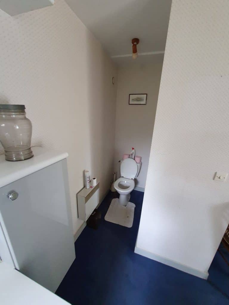 Salle de bain avec coin WC avant travaux - rénovation d'une maison à Saint Malo