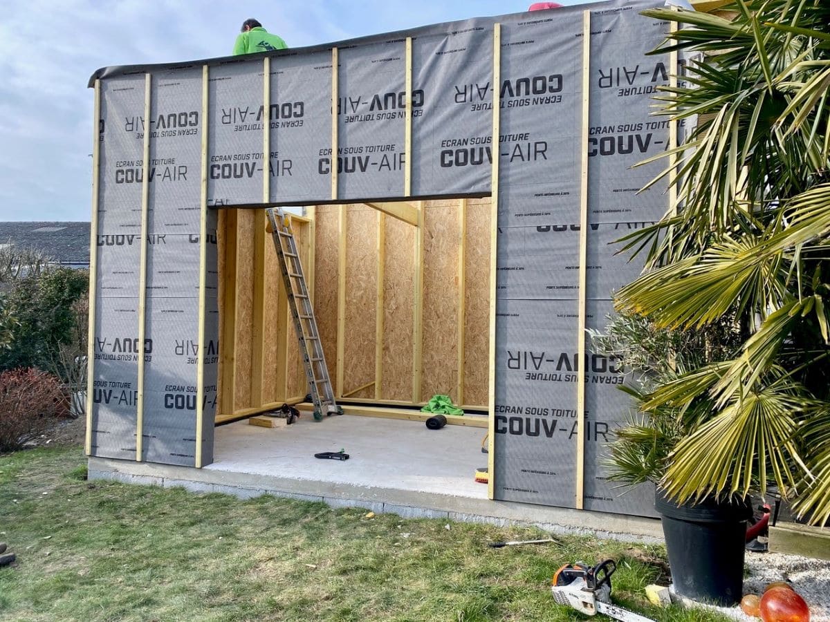 Montage des murs et pose de l'isolation - Construction d'une extension maison en bois à Arques