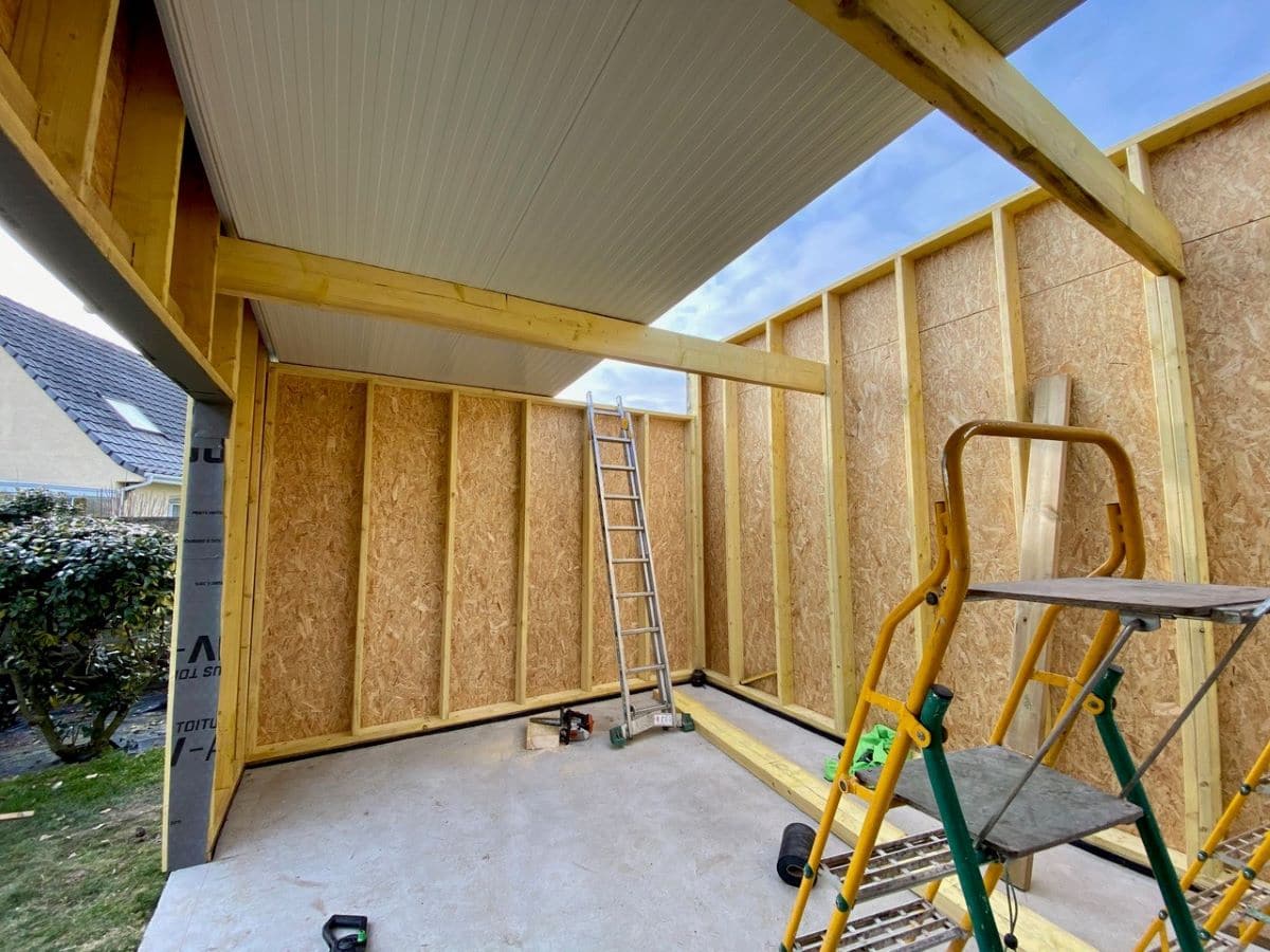 Montage des murs en bois de l'extension- Construction d'une extension maison en bois à Arques