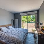 Chambre avec vue sur le jardin - extension de maison à Thorigny de 50 m2