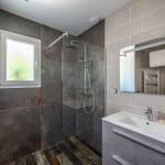 Salle de bain avec vaste douche - extension de maison à Thorigny de 50 m2