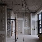 Pose des cloisons intérieures - Rénovation d'une agence immobilière à Tarnos