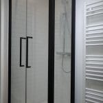 Optimisation de la salle de bain avec vaste douche et sèche serviette - rénovation deux salles de bain à Vernon