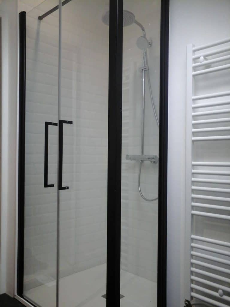 Optimisation de la salle de bain avec vaste douche et sèche serviette - rénovation deux salles de bain à Vernon