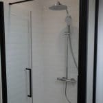 Vaste douche avec carrelage blanc style métro - rénovation deux salles de bain à Vernon