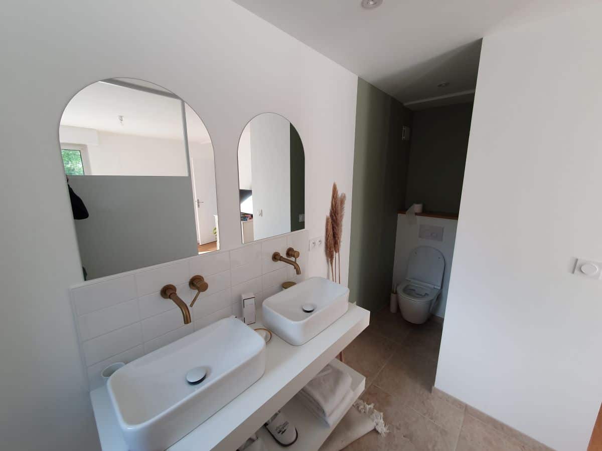 Salle de bain style rétro avec coin WC - rénovation d'une maison à Saint Malo