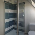 Nouvelle salle d'eau avec douche, WC et vasque individuelle - rénovation partielle d'une maison à Langé