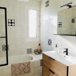 Vue générale sur la baignoire et la vasque - rénovation d'une salle de bain dans un appartement à Montpellier