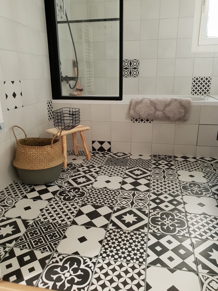 Pose du carrelage au sol et faïence aux murs - rénovation d'une salle de bain dans un appartement à Montpellier