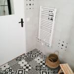 Carrelage retro noir et blanc aux motifs géométriques - rénovation d'une salle de bain dans un appartement à Montpellier