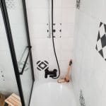 Baignoire avec vue sur pare baignoire et colonne de douche - rénovation d'une salle de bain dans un appartement à Montpellier