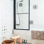 Faïence blanche avec quelques carreaux aux dessins géométriques - rénovation d'une salle de bain dans un appartement à Montpellier