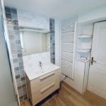 Vasque individuelle, sèche-serviettes et étagères sur mesure - Rénovation d'une salle de bain à Norrent-Fontes dans le Pas-de-Calais