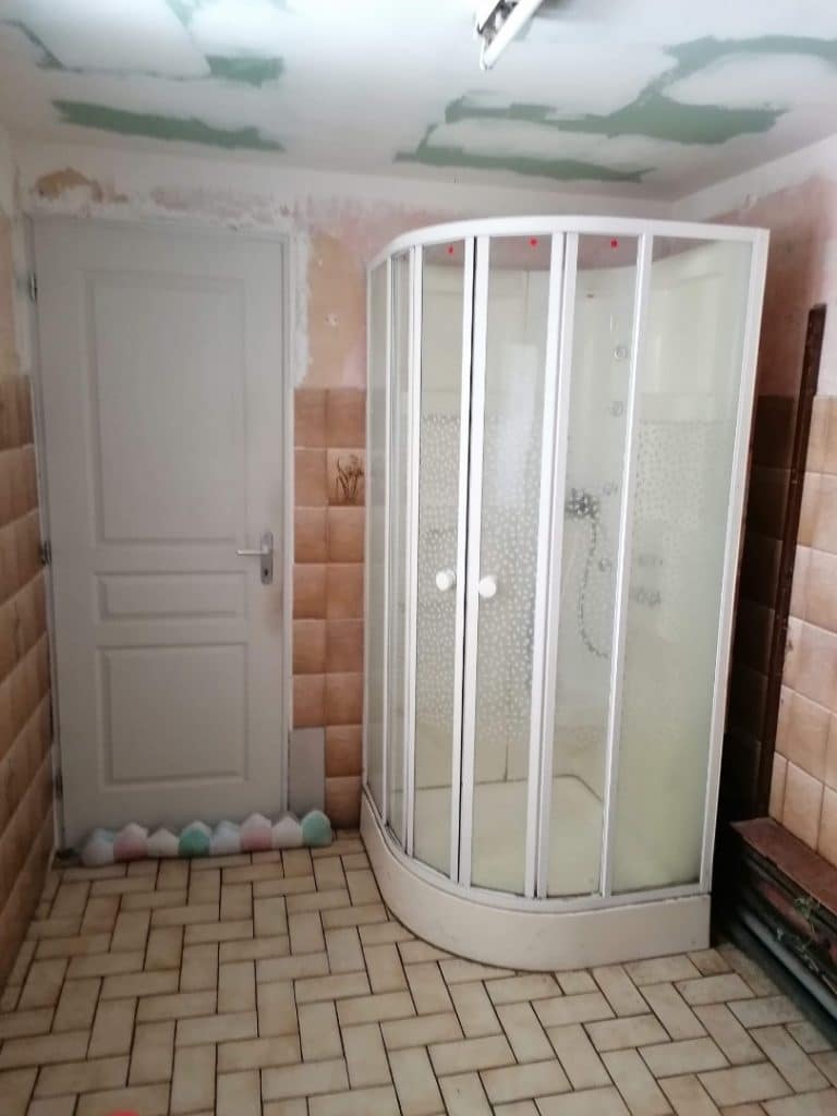 Douche avant travaux - Rénovation d'une salle de bain à Norrent-Fontes dans le Pas-de-Calais