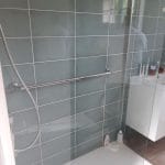 Zoom sur la douche spacieuse avec parois vitrées - rénovation salle de bain dans l'Eure