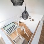 Vue de l'escalier depuis le palier supérieur - rénovation d'un salon dans une maison à Montpellier