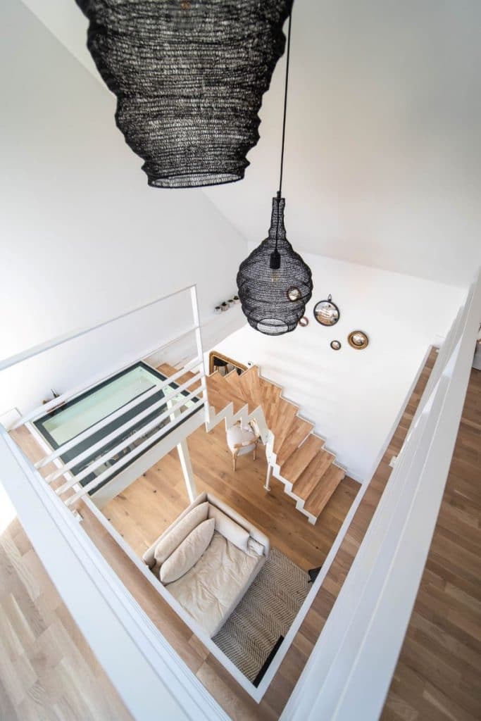 Vue de l'escalier depuis le palier supérieur - rénovation d'un salon dans une maison à Montpellier