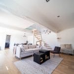 Salon rénové avec nouveau parquet - rénovation d'un salon dans une maison à Montpellier