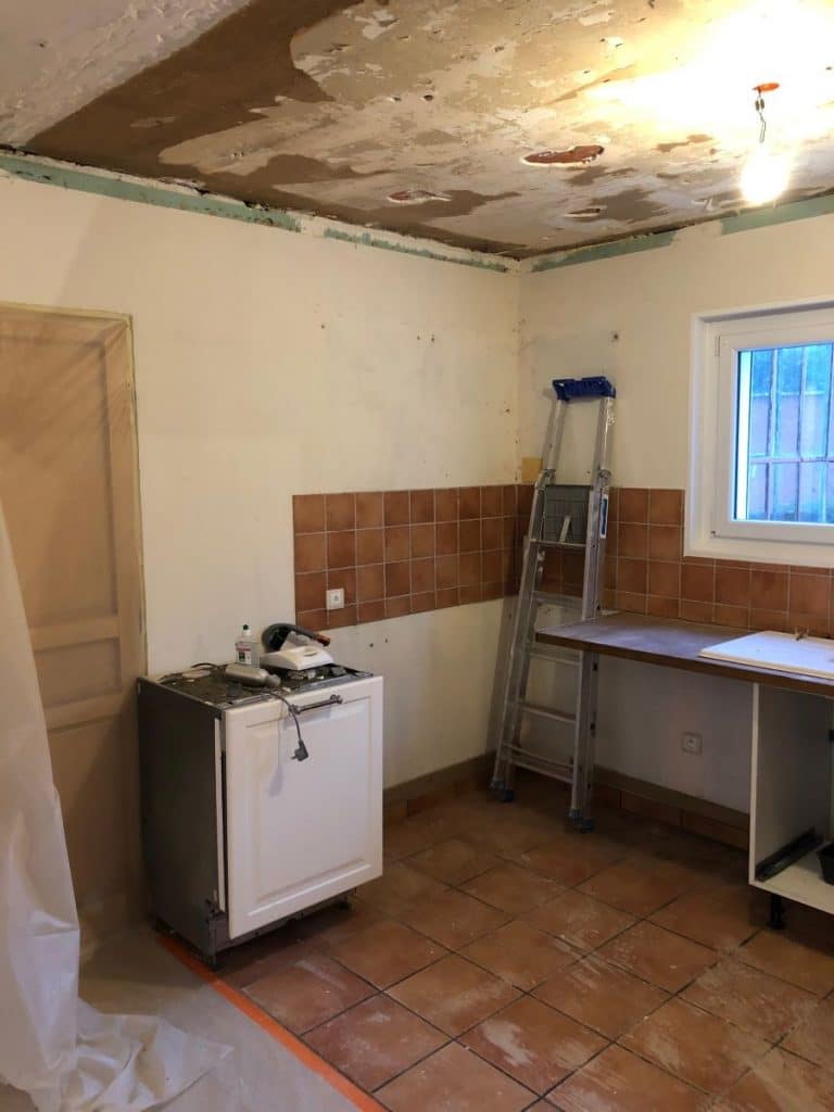 Cuisine avant travaux - rénovation d'une maison à Décines-Charpieu, près de Lyon