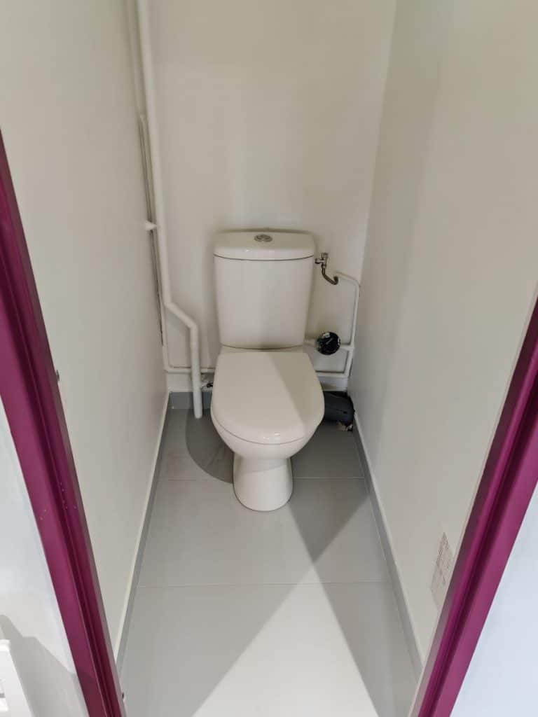 Coin WC rénové - Rénovation complète d'un appartement à Brest